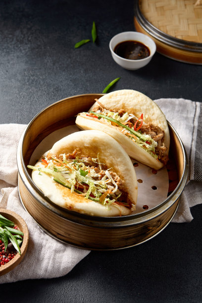 美味的包馍里塞满了猪肉和新鲜蔬菜，这张照片是在深色背景下拍摄的图片下载