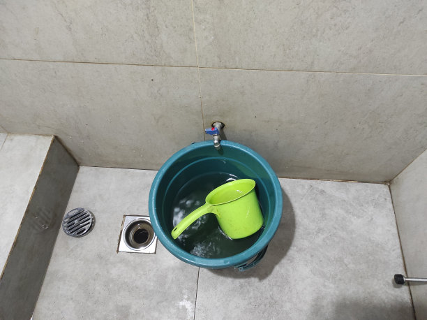 厕所里盛水的桶和桶图片下载