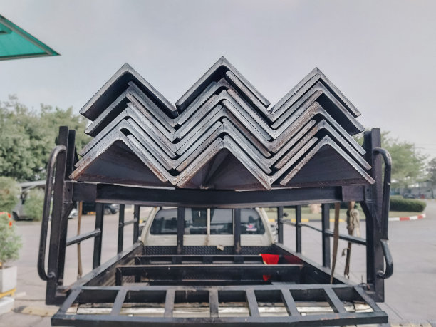 工业钢型材材料，等角，角铁，金属，在包装金属制品仓库。仓库货架上热轧钢角、金属型材角的布置图片下载