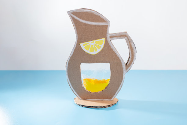 色彩鲜艳的纸板水罐，适合和孩子们一起做夏天的手工制作项目。图片下载