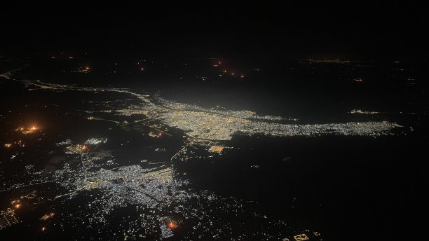 夜晚的巴士拉航拍照片图片下载