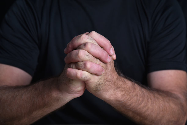 表达身体动作的现代人黑白照片美术剪影表达图片下载