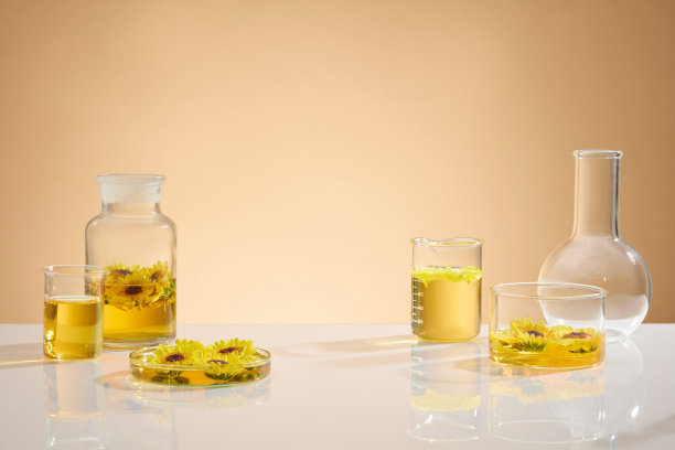 白色的桌子上放着一些实验用的仪器，以金盏花的黄色为重点，中间留出空间展示产品。正面照片，复印空间图片下载