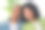 漂亮的年轻男子的照片女孩坐在沙发拥抱看空空间现代室内室内舒适的日光公寓客厅图片下载