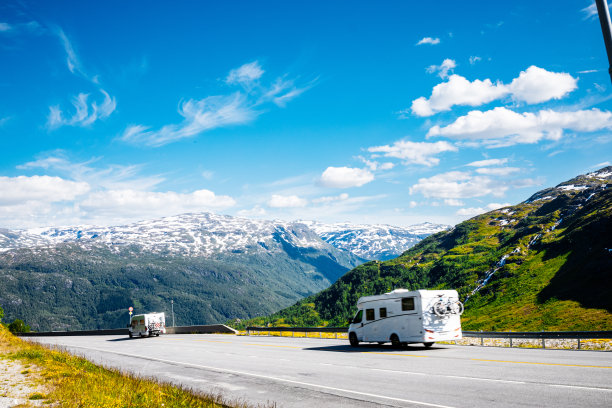 挪威山路上的两辆房车图片下载