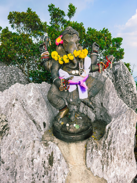 泰国甲米虎洞寺大象雕像的直立照片。图片下载