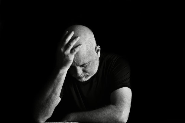 肖像面部表情，身体动作，现代男人在黑白照片美术剪影表达图片下载