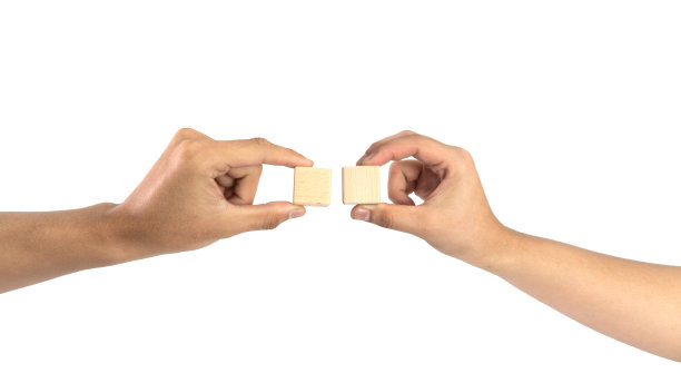 手持木块隔离在白色背景上，手持木块隔离在白色背景上图片下载