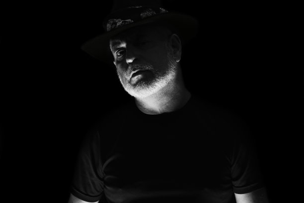 肖像面部表情，身体动作，现代男人在黑白照片美术剪影表达图片下载