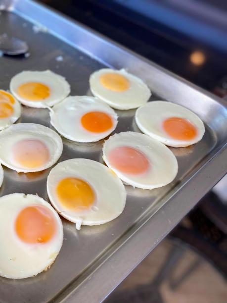 一张用锅铲在炉子上煎蛋的照片。图片下载