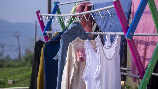 在亚洲炎热的天气里晒衣服图片下载