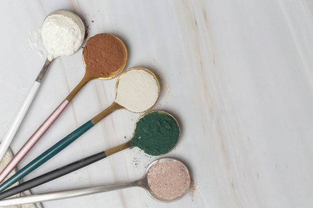 不同类型的健康和美容膳食补充剂-胶原蛋白，维生素，生物素，蛋白粉汤匙图片下载