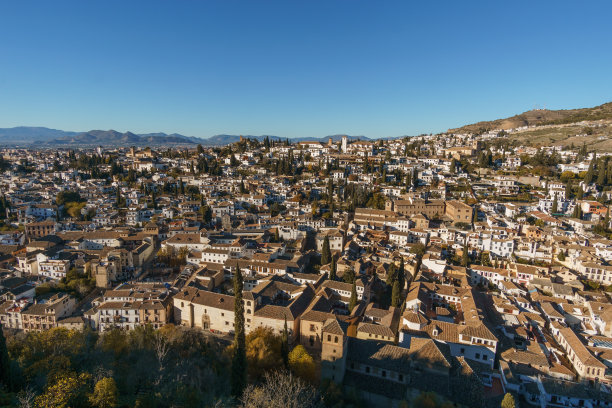 从西班牙安达卢西亚格拉纳达的阿尔罕布拉看到的白房子摩尔人阿尔拜辛区的风景照片图片下载