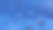 在黄昏的灯光下，水面上漂浮着大小均匀的气泡，后面是一大波水。图片下载