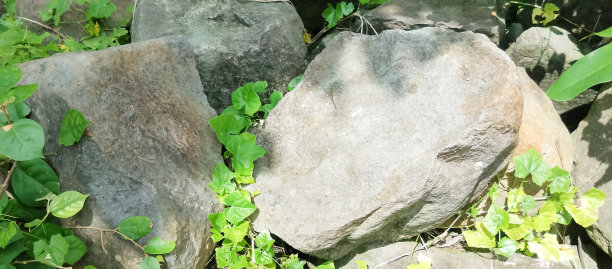 建筑的大型天然石堆图片下载