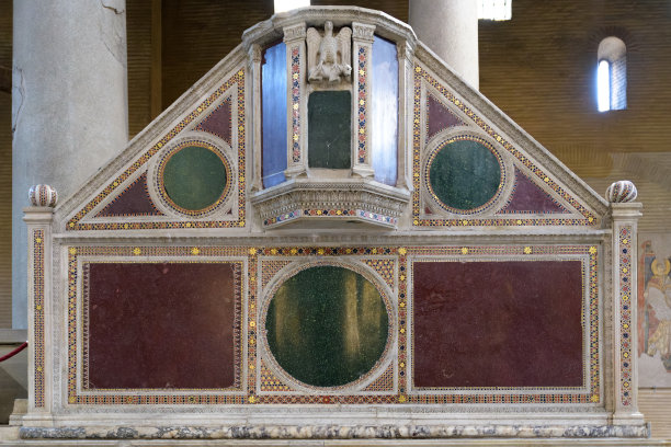 圣洛伦佐教皇教堂的讲坛(墙外的圣劳伦斯教皇教堂)。罗马,意大利。图片下载