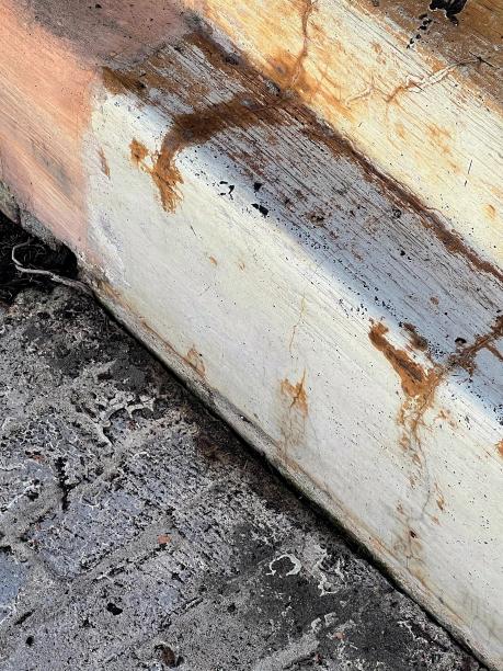 混凝土地板上锈迹斑斑的金属门的照片。图片下载