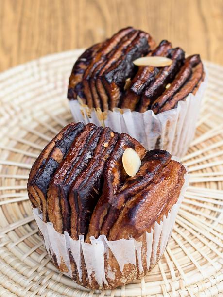 一张盘子里放着巧克力和坚果的纸杯蛋糕的照片。图片下载