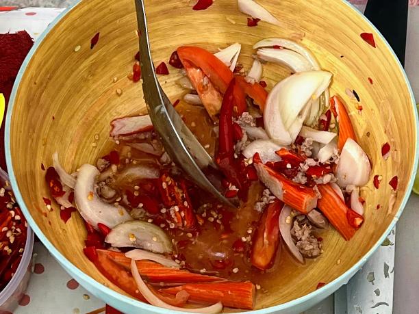 一碗食物的照片，里面有一个勺子。图片下载