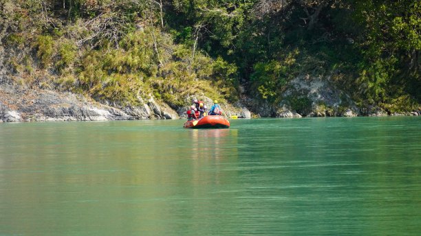 人们在里希凯什享受漂流图片下载