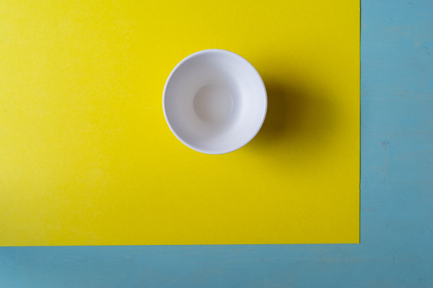 黄色背景的空咖啡杯图片下载