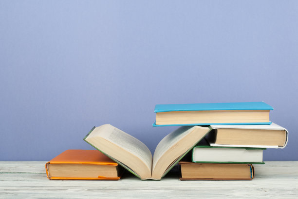 打开书，木桌上的精装彩色书。回到学校。文本的复制空间。教育经营理念。图片下载