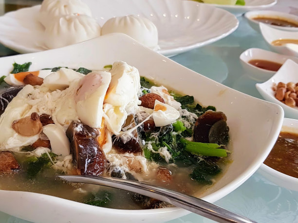 一碗汤的照片，里面有一把勺子。图片下载