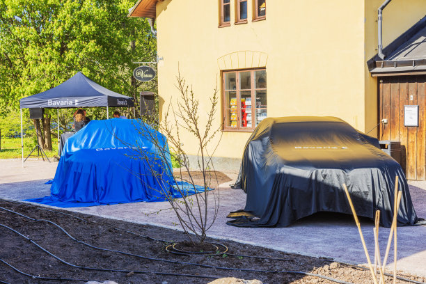 展示BMW i5 2024最新的全电动汽车。图片下载