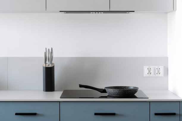 极简风格的厨房玻璃陶瓷电炉具和煎锅图片下载