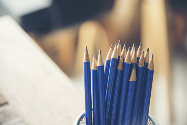 横幅锋利HB铅笔花瓶办公用品装饰在木桌上。绿色装饰家庭办公桌。班纳木办公桌锐化蓝色2B铅笔盒家庭办公室装饰桌子与复印空间图片下载