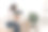 年轻的黑发女性自由职业者坐在办公桌前用笔记本电脑写笔记，同时在线学习，观看网络研讨会，看着电脑屏幕学习网络课程或在家远程工作。侧视图图片下载