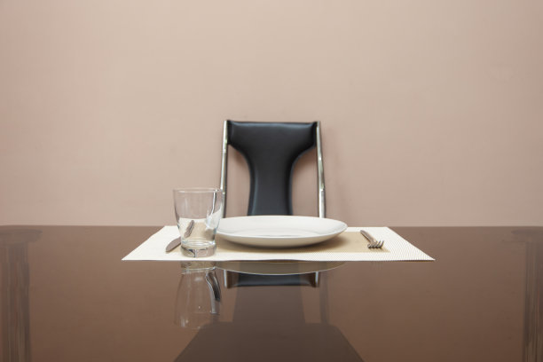 每人一桌。孤独的概念，无人知晓。图片下载