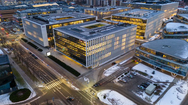 无人机拍摄的办公楼在冬天的早晨被雪覆盖图片下载