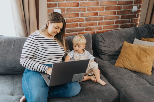 在家工作时照顾孩子的母亲图片下载