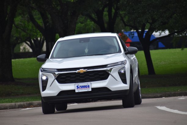 一辆白色雪佛兰Trax跨界SUV停在自然保护区附近图片下载