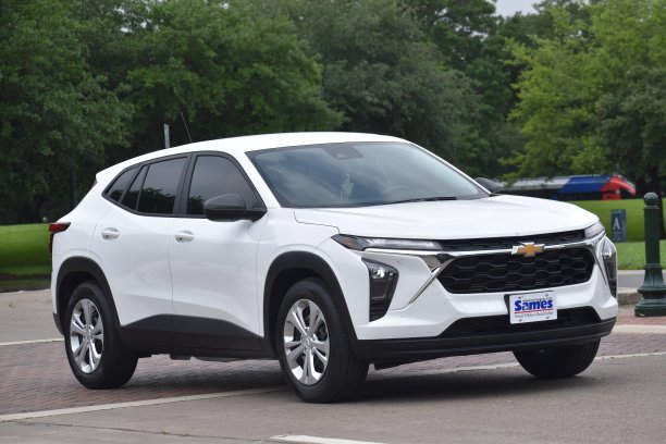 一辆白色雪佛兰Trax跨界SUV停在自然保护区附近图片下载