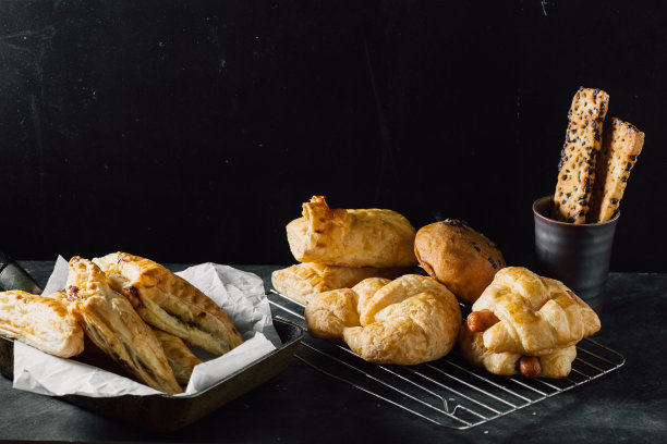 面包店有面包、派和羊角面包图片下载