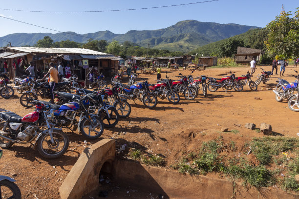 一排摩的出租车停在一个非正式的停车场，等待着顾客图片下载