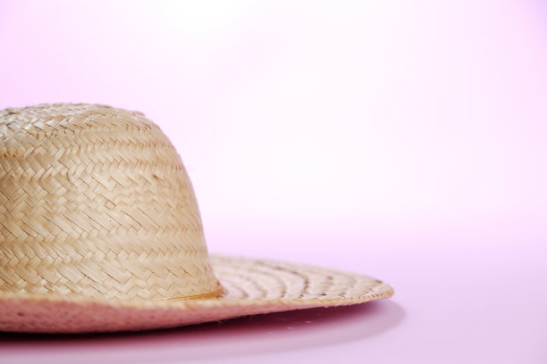 粉红色背景的草帽图片下载
