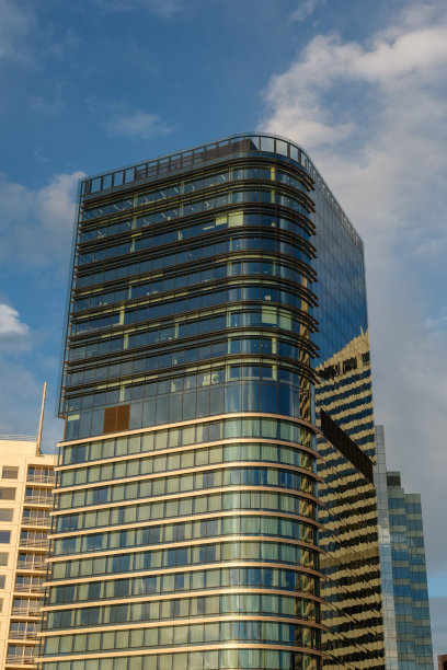 高耸的现代办公楼，多云的天空图片下载