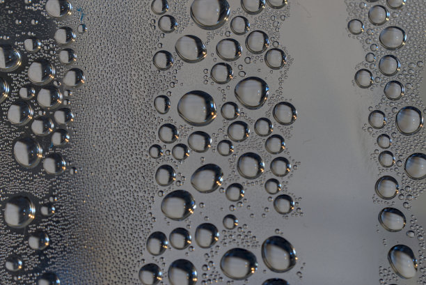 缩微照片的冷凝水滴在一个瓶子里。图片下载