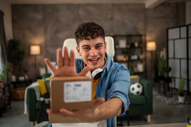 男性消费者收包购物，快捷的网购理念图片下载