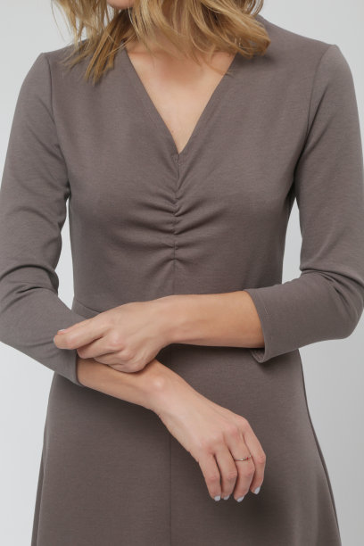 系列工作室照片的女模特在图案棕色中长裙，秋冬时装系列。图片下载