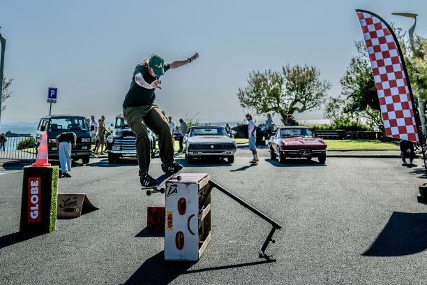 在灯塔玩滑板图片下载