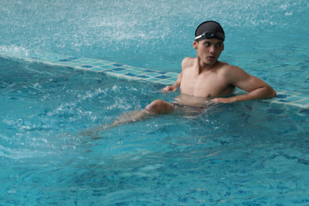 亚洲男人练习游泳和马球，伸展和休息的水上运动。图片下载