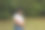 一位身穿牛仔裤和白色t恤的非裔美国女性为孕妇照摆姿势图片下载