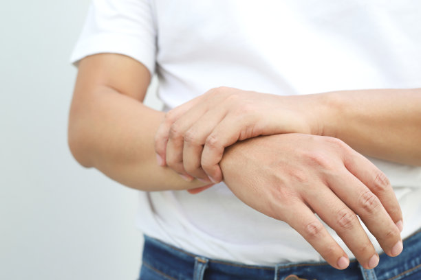 男性手臂的特写，他的手腕疼痛引起长时间的工作办公室综合症。类风湿关节炎、痛风或扭伤乏力刺痛。医疗保健理念。图片下载
