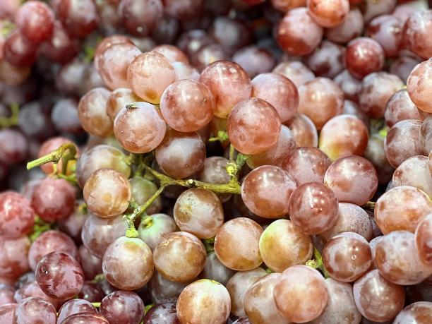 一张桌子上放着一串葡萄的照片。图片下载