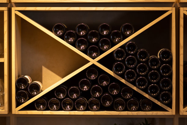 轻木酒架，有白色，粉红色，橙色，红色的葡萄酒图片下载