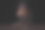拿着左轮手枪的狂野西部女孩坐在桌子旁还有弹药和银币图片下载
